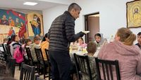 Răzvan Lucescu, gest de suflet pentru pomana lui Mircea Lucescu. A oferit și a servit personal peste 100 de porții de mâncare copiilor și bătrânilor de la o cantină socială