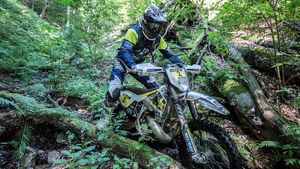 Graham Jarvis a controlat a doua zi de off-road l Red Bull Romaniacs. "A fost cea mai dură zi din istoria competiției". Riderii au stat între 6 și 10 ore pe motociclete