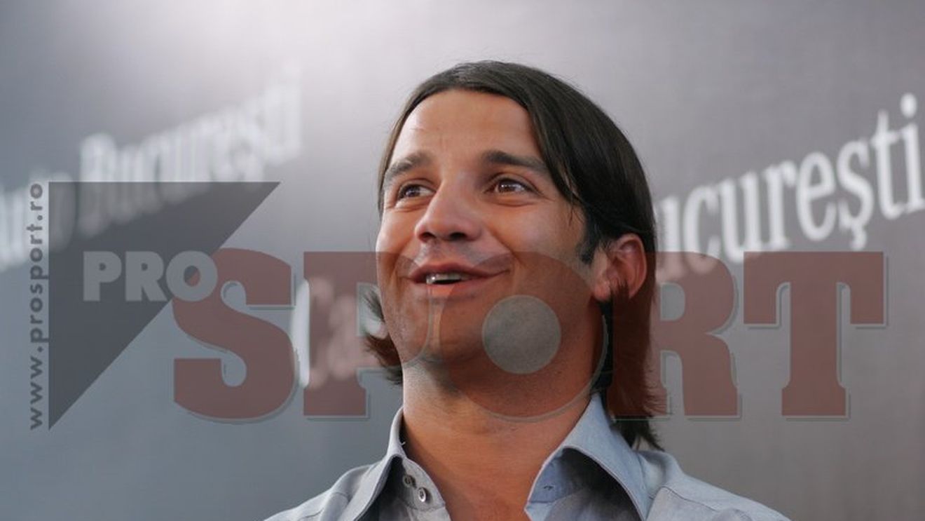 FOTO Chivu la volanul unei super mașini!