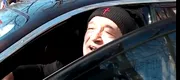 Gigi Becali s-a dat jos din Rolls-Royce-ul de 500.000 de euro şi a aruncat un potop de invective spre jurnalista care îl aştepta în fața Palatului: „Televiziune infractoare, mafioată”. VIDEO