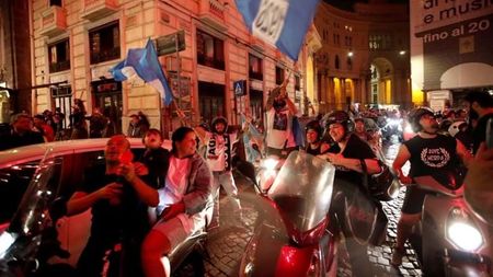 OMS, reacție dură după ce mii de fani n-au ținut cont de pandemia de coronavirus! Suporterii lui Napoli, puși la zid după sărbătoarea din Italia: „A fost ceva mizerabil, sunt niște nemernici!”