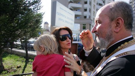 Zeița l-a plâns pe Rege!