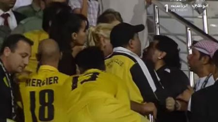 Au vrut să îi facă iubita "falafel", în tribună! VIDEO Maradona a sărit de pe bancă și s-a războit cu arabii 
