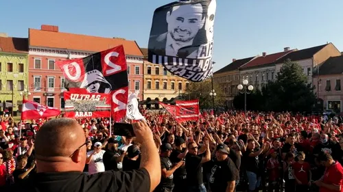 Tensiune maximă la Arad! Noi imagini de la protest! Sute de suporteri ai echipei UTA au ieșit la miting și au scandat împotriva lui Meszar și Falcă. Cătălin Juncan e convins că investitorii arădeni vor prelua clubul! | VIDEO EXCLUSIV