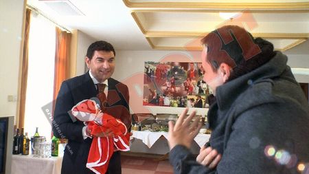 FOTO** Astea sunt cele mai tari cadouri primite de Borcea de ziua lui! Vezi cum l-a convins "Leonidas" pe Măruță să devină "câine roșu"