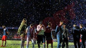 TERENUL DURERII | FOTO Confetti pentru fotbaliștii cu capul plecat. Atmosferă ciudată la Târgu Mureș: artificii pentru locul 2