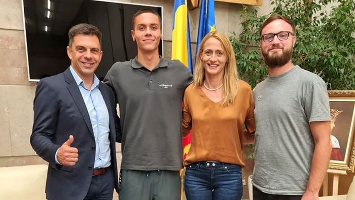 Pe canotorii cu 5 medalii de aur nu i-a așteptat nimeni la aeroport, dar ministrul Eduard Novak a mers să se fotografieze cu David Popovici la revenirea în țară: „I-am promis că mă voi ocupa de asta!”
