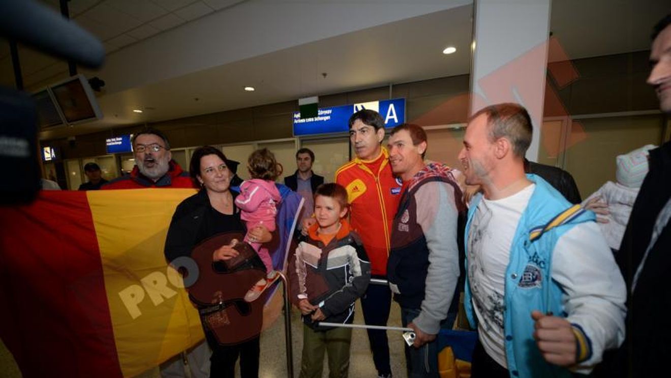 FOTO: Naționala a ajuns în Grecia, peste 30 de suporteri au așteptat-o la aeroport: "Să ne duceți la Rio!" 