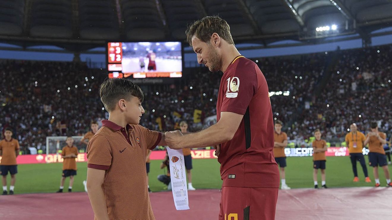 Ultimul tur al "Împăratului"! Olimpico, la picioarele marelui Totti pentru ultima dată: "Blestematul de timp! Am intrat în vestiar un copil și astăzi ies un bărbat". FOTO și VIDEO | Imaginile care vor rămâne în memoria fanilor