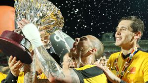 Șumudică: "Mi se pare forțată această problemă a lui Alibec! S-a antrenat și a jucat cu mâna bandajată, medicul de la Spitalul de Urgență a spus că se poate opera după EURO!"