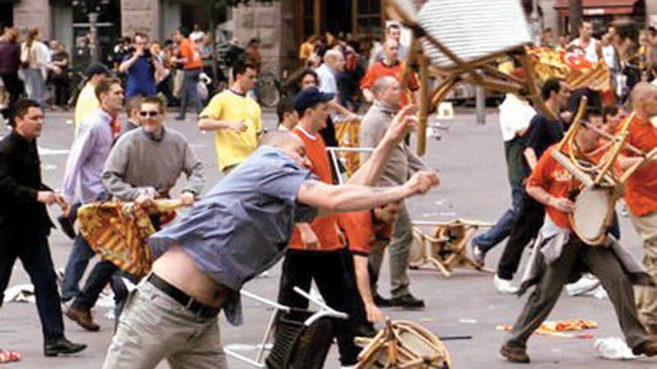 Atacați cu pietre și sticle!