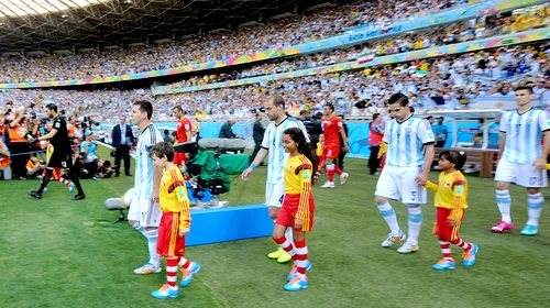 VIDEO | Iranienii s-au grăbit să-l „dezbrace” pe Messi încă dinaintea meciului. Cererea căpitanului asiaticilor, surprinsă de camerele TV