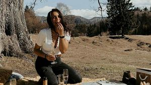 Una dintre cele mai controversate ispite de la Insula Iubirii este o fostă gimnastă din Onești! S-a despărțit după o relație de 15 ani de iubitul mai mare cu 20 de ani: se cuplase cu el pe când ea avea doar 14 ani și apoi a terorizat-o. GALERIE FOTO