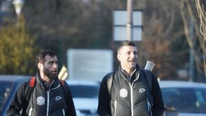 Daniel Niculae și Vasile Maftei, distracție la final de iarnă. Foștii jucătorii ai Rapidului s-au înfruntat pe terenul de tenis | EXCLUSIV FOTO