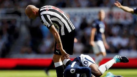 Roșu direct pentru o intrare oribilă! Cel mai murdar gest al începutului de sezon vine de la un jucător al lui Newcastle. "Victima" s-a răzbunat apoi