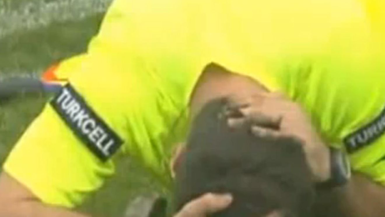 VIDEO **Violențe extreme la un meci din Turcia! Un arbitru a fost lovit cu pietre