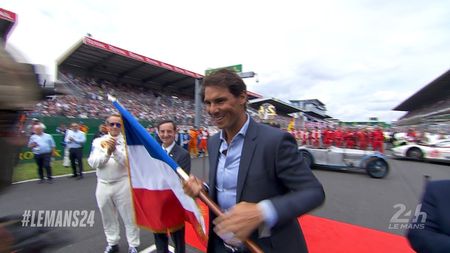 "Piloți, porniți motoarele!" Rafael Nadal a primit steagul Franței și a dat startul în cursa de 24 de ore de la Le Mans | VIDEO