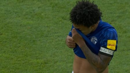 Un jucător al lui Schalke, banderolă cu mesajul „Dreptate pentru George Floyd”! Bărbatul afro-american a fost ucis în urma brutalității poliției americane