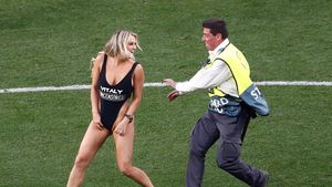 N-a mai fost Kinsey Wolanski :). FOTO & VIDEO | Supercupa Europei, întreruptă de un suporter care a intrat pe teren. Opt stewardzi s-au chinuit să-l scoată