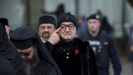 „Măi, mamă, cum zic ăștia că să nască bărbatul? Păi ce, sunt nebuni?”. Mama lui Gigi Becali i-a pus întrebarea patronului FCSB, după ce a auzit la TV că ar exista această posibilitate: „Îi însămânțează acolo și face”