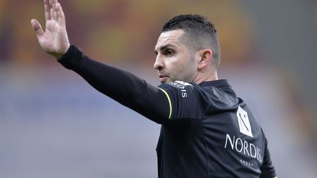 Momente incredibile în Superliga: Iulian Călin l-a chemat pe Istvan Kovacs la monitorul VAR pentru a urmări altă fază decât cea pentru care putea să anuleze golul marcat de Chindia în meciul cu U Cluj! Dan Nistor și Alex Chipciu au răbufnit: „Arbitrul s-a uitat la altă fază” | FOTO