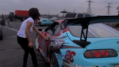 VIDEO +18** A avut parte de cursa vieții ei într-o mașină preparată pentru drifturi