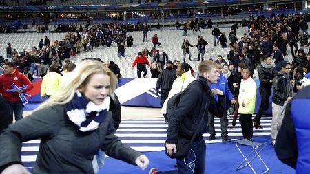 MOARTE PE SENA | Premierul Valls cere națiunii să se aștepte la noi atacuri teroriste. Poliția a descoperit un lansator de rachete în raziile de după atentatele de vineri, de la Paris. "Franța ar trebui să nu mai găzduiască Euro. E pur și simplu prea periculos!"