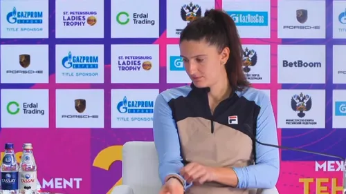 Irina Begu a dezvăluit ce i-a lipsit pentru a câștiga semifinala dramatică de la Sankt Petersburg cu Maria Sakkari: „Asta s-a întâmplat în setul decisiv!