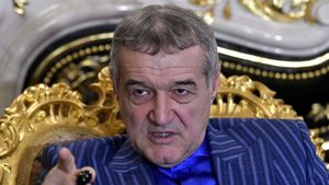 Cum arăta Gigi Becali la începutul anilor 2000, când a fost la botezul fiicei lui Gică Popescu! Imagini unice cu patronul FCSB, dar și cu surorile Luminița și Marilena, soțiile „Baciului” și, respectiv, Gică Hagi | FOTO