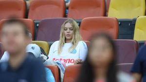 Iubita lui Denis Alibec a venit la meci cu un invitat surpriză pentru a-l urmări pe atacant în meciul cu Shkendija