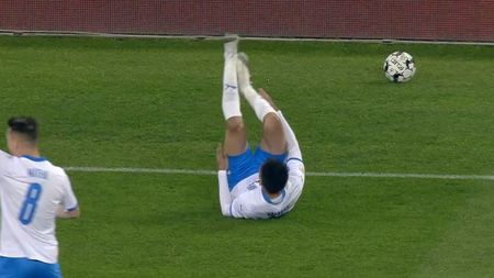 Universitatea Craiova nu mai scapă de „blestemul accidentărilor”! Ștefan Baiaram, dus direct la spital după o lovitură horror! Primul verdict al medicilor