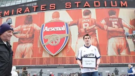 VIDEO** Despărțirea de prietenă l-a adus în pragul disperării! "Am ales să mă UMILESC în public!" Gestul nebun al unui fan al lui Arsenal