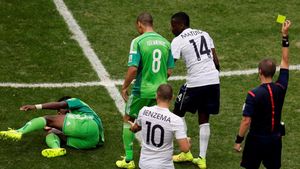 La un pas de o accidentare horror. FOTO | Onazi a părăsit terenul după o intrare criminală a lui Matuidi, francezul a scăpat cu "galben"