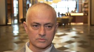 Jose Mourinho, explicație haioasă după ce s-a tuns foarte scurt. „Să sperăm că va crește la loc” | VIDEO