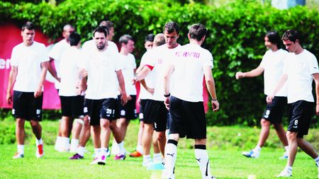 Ședința FULGER a lui Răzvan, întreruptă de momente comice!** Rapidiștii puși la zid: cum s-au amuzat pe seama lui Hapoel