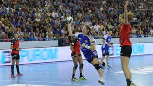 HCM Baia Mare a câștigat cu 24-21 derby-ul cu CSM București și s-a desprins la patru puncte. Braziliencele Arenhart și Pessoa au făcut show în cele două porți