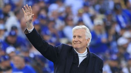 Cine este afaceristul care a plătit 10 miliarde de dolari în tranzacția mileniului