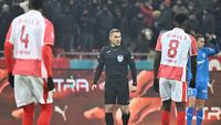 Gest IRESPONSABIL! Istvan Kovacs, lovit cu un obiect aruncat de fanii lui Dinamo. Cum a reacționat arbitrul