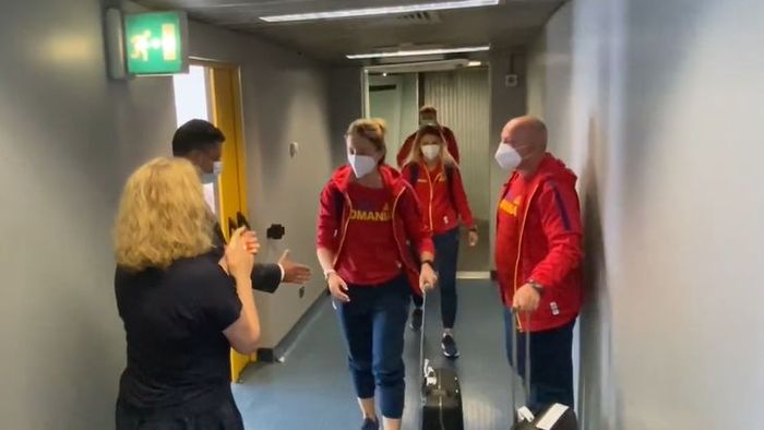 Momentul în care Ana Maria Popescu l-a lăsat cu mâna întinsă pe Carol Eduard Novak. Cum a reacționat  ministrul Tineretului și Sportului | VIDEO