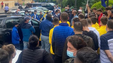 Protest în fața Primăriei Brașov după o ”manipulare dinspre clubul Corona”. Allen Coliban: ”Suntem experți în a ne da la gioale și a ne înfige cuțite pe la spate.” Edilul spune care este stadiul formării noului FC Brașov: ”Avem susținerea FRF”
