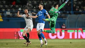 Fază scandaloasă în Farul - FC U Craiova! Mititelu are motive să fie furios, după ce echipa lui Hagi a „scăpat” de un penalty clar: arbitrul a lăsat jocul să continue, deși talpa aplicată fobalistului oltenilor e evidentă!