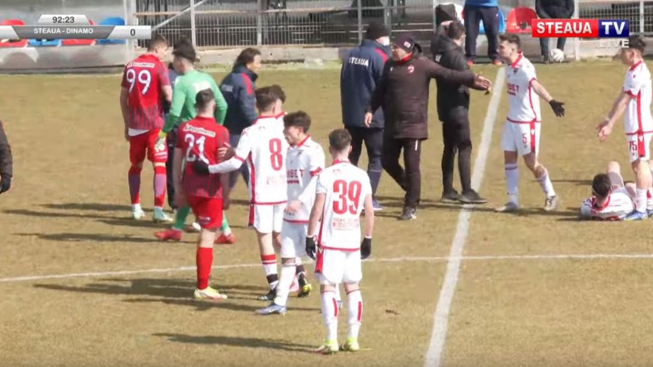 Scandal imens la derby-ul Steaua - Dinamo! Jucătorii celor două rivale s-au luat la bătaie în partida din Liga Elitelor, iar un suporter a ajuns pe teren. Fiul lui Narcis Răducan a adus victoria | VIDEO