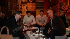 Șefii au făcut cinste cu o shaorma. FOTO: 'Câinii' au petrecut la un restaurant cu specific turcesc 