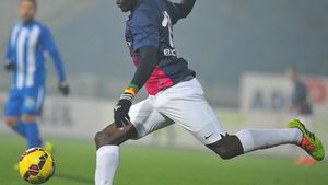 S-a strigat jackpot! Un fost jucător din Liga 1 a ajuns la Londra și negociază transferul carierei. Patronul a păstrat procente dintr-un viitor transfer și exultă: "Mă rog să semneze"