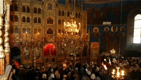 Bărbați tineri conduc o renaștere religioasă în Occident. Ce ascunde revenirea creștinismului în rândul Generației Z
