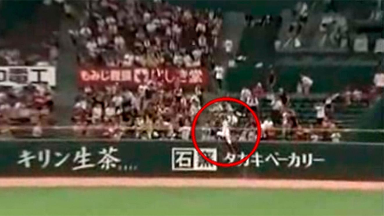 VIDEO SENZAȚIONAL Spiderman s-a apucat de baseball! Vezi cum a 'blocat' un home-run perfect!