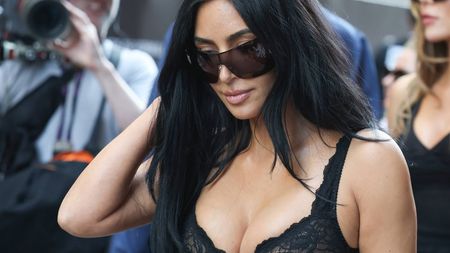 Kim Kardashian, apariție fără inhibiții la Monaco. Și-a arătat bustul generos după ce a venit direct de pe iaht la Marele Premiu de Formula 1