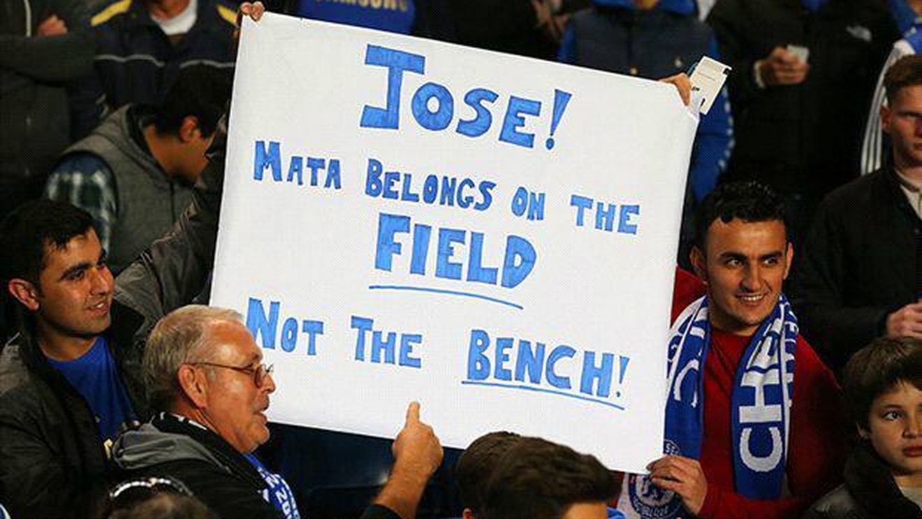FOTO: Mourinho criticat de fanii lui Chelsea: "Locul lui Mata e pe teren, nu pe bancă!"