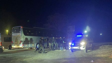 Fanii României, opriți de forțele de ordine la 60 de kilometri de Zenica, cu o oră înaintea meciului cu Bosnia! Ce se întâmplă în parcare. EXCLUSIV