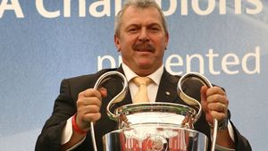 Povestea marelui absent al finalei de la Sevilla din 7 mai 1986.  L-a pregătit pe Duckadam mii de ore. "În spatele penalty-urilor a fost multă muncă și zeci de lăzi de bere"